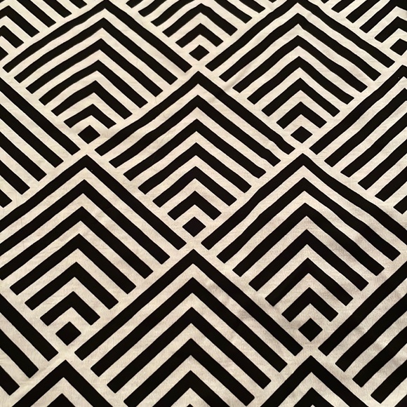 LuLaRoe Liv Tee: Black and White Stripe Pattern (2XL) - Picture 2 of 5